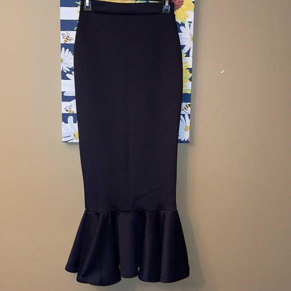 Pretty Little Thing Mermaid Style Skirt - Picture 2 of 12
